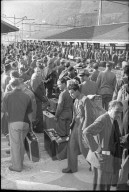 Ausreise; Internierte warten auf ihren Zug; 1945