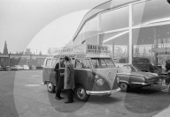 VW-Bus vor Amag-Gebäude, Genf 1964