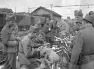 Soldaten auf Bahnsteig; Karten spielend
