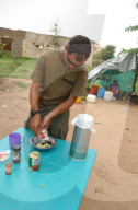 Minenspezialisti Remo Sauser im Sudan, 2004