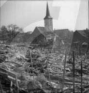 WK 2: Bombardierung in Rafz 1945; vorne: Trümmer des Hauses der Familie Siegrist