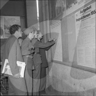 Soldaten studieren Aufgebotsplakat zum WK, 1955