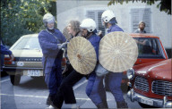 Polizisten führen Jugendlichen ab; Jugend-Demonstrationen in Zürich 1980