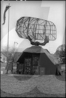Soldat mit Parabolantenne der Fliegerabwehr, Emmen 1965