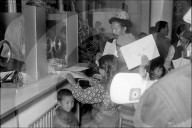 Ankunft der ersten tibetischen Flüchtlinge in der Schweiz, Kloten 1961
