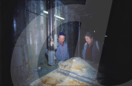 Arbeiter bei Pendel-Kontrolle an Staudamm 1985