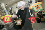 Gilbert Engler mit restaurierten alten Telefonapparaten, 2005