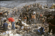 Rettungsarbeiter im Einsatz, Staudamm-Bruch in Stava 1985