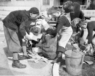 Knaben sammeln Papier, circa 1940