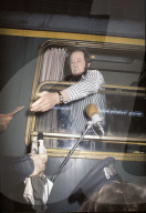 Alexander Solschenizyn bei seiner Ankunft im Zürcher Hauptbahnhof 1974