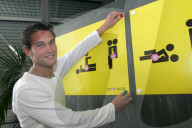 Mr. Schweiz Renzo Blumenthal vor Plakat von Stop Aids, 2005