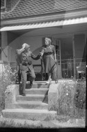 Mobilmachungs-Reportage 1947: Der Einberufene verabschiedet sich von Frau/Mutter