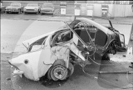 Auto fährt in Tankstelle und zerstört Zapfsäulen, 1970