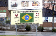 Tafel am Ortseingang von Weggis: Ankündigung der Brasilianer, 2006
