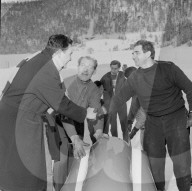 Zweierbob SM 1961: Bibbia gratuliert Zoller zum Sieg