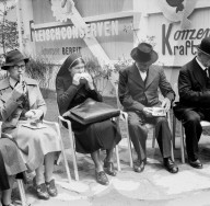 Besucher beim Essen an der Landi 1939