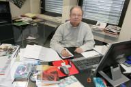 Otto C. Honegger in seinem Büro in Leutschenbach, 2005