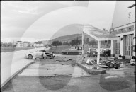 Auto fährt in Tankstelle und zerstört Zapfsäulen, 1970