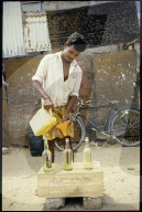 Mann beim Abfüllen von Benzin in Jaffna, 1987
