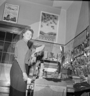 Davos: Frau, vermutlich im Büro des Verkehrsvereins; 1949
