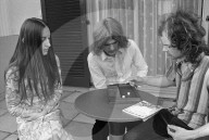 Junge Erwachsene beim Brettspiel, 1972