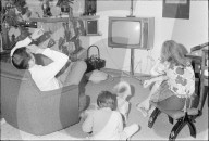 Familie beim Fernsehen 1971