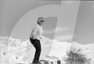 Ältere Frau in der Skischule in St. Moritz, 1971