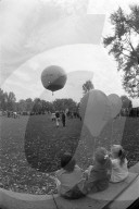 Kinder sitzen auf Mauer und verfolgen Ballonstart 1971