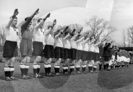 Die deutsche Fussballmannschaft beim Hitlergruss, Nazigruss, Bern 1942