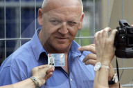 Holocaust-Leugner Brennenstuhl wird an der 1. August-Ticketstelle in Brunnen kontrolliert und weggewiesen, 2006