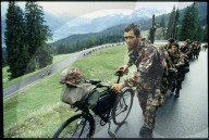 Soldaten mit neuem Militär-Fahrrad der Schweizer Armee, 1991