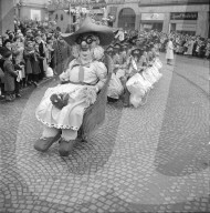 "Lälle Clique" bei Fastnachtsumzug in Basel, 1950