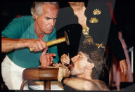 Fakir Barny lässt sich Teller an die Zunge nageln 1993