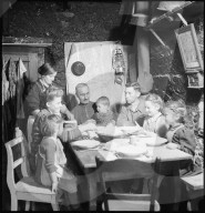 Familie beim Essen, 1946
