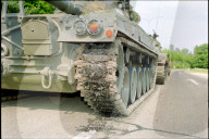 Panzer beschädigt erhitzten Asphalt, Strassenbelag, 1996