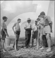 Landdienst, Lehrlinge hacken Acker; 1943