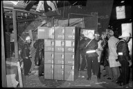 Bombenanschlag im Zürcher Hauptbahnhof; Feuerwehrleute zwischen zerstörten Schliessfächer 1971