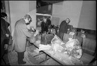Bombenanschlag im Zürcher Hauptbahnhof; Gepäck aus zerstörten Schliessfächer  1971