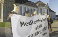 JOURNALISTEN VOR MILITAERGERICHT