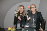 PEOPLE - Carmen und Robert Geiss beim Fototermin zu Spiel die Geissens untern Tisch im Hotel East in Hamburg 