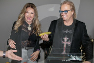 PEOPLE - Carmen und Robert Geiss beim Fototermin zu Spiel die Geissens untern Tisch im Hotel East in Hamburg 