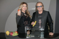PEOPLE - Carmen und Robert Geiss beim Fototermin zu Spiel die Geissens untern Tisch im Hotel East in Hamburg 