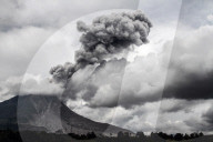 NEWS - Vulkan Sinabung spuckt eine Ladung Asche