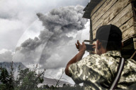NEWS - Vulkan Sinabung spuckt eine Ladung Asche