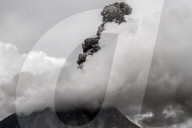 NEWS - Vulkan Sinabung spuckt eine Ladung Asche