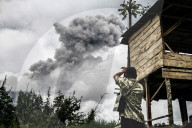 NEWS - Vulkan Sinabung spuckt eine Ladung Asche