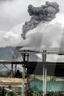 NEWS - Vulkan Sinabung spuckt eine Ladung Asche