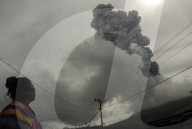 NEWS - Vulkan Sinabung spuckt eine Ladung Asche