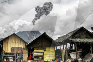 NEWS - Vulkan Sinabung spuckt eine Ladung Asche