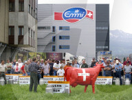 Bauern demonstrieren vor der Emmi in Emmen (LU)